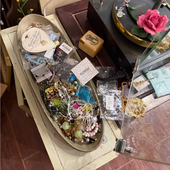 Assorted Jewelry Collection - Picture 14 of 14